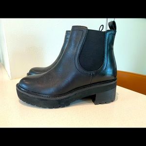 Leather lug sole Chelsea boot